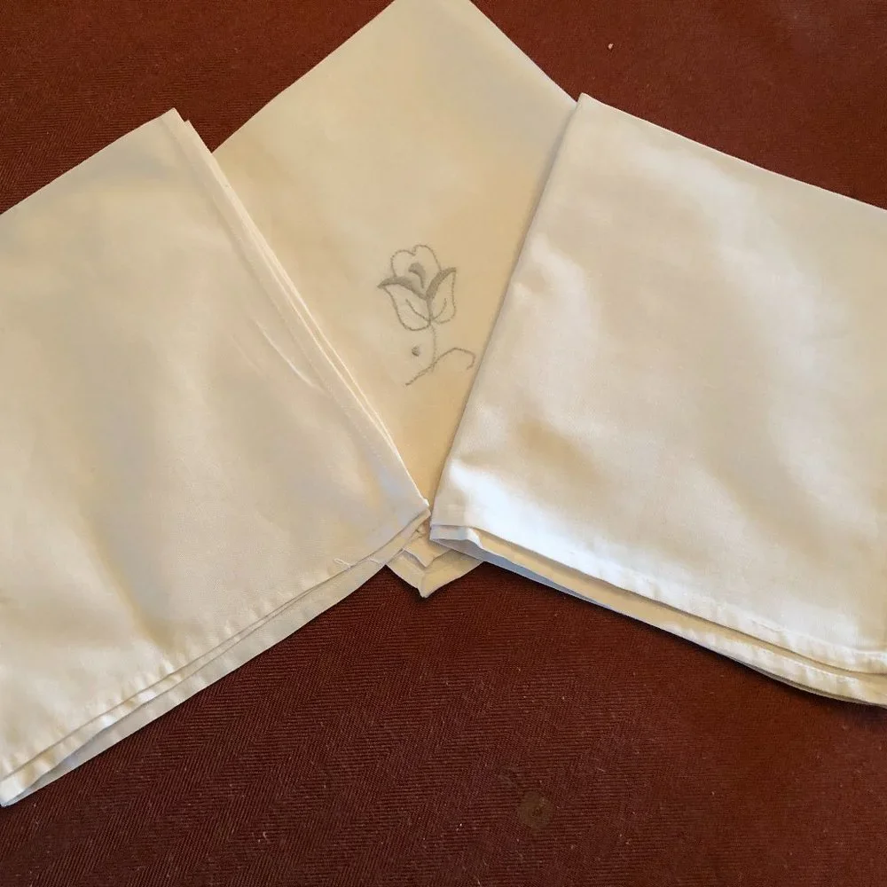 NATURAL MUSLIN W/EMBROIDERED GREY ROSE  3 TABLE NAPKINS 15